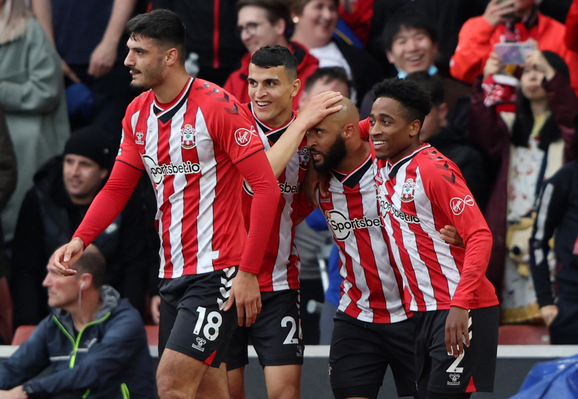 记者：邵佳一执教国足会带着部分在青岛西海岸的助手（记者：邵佳一若接手国足，将携青岛西海岸部分助手）