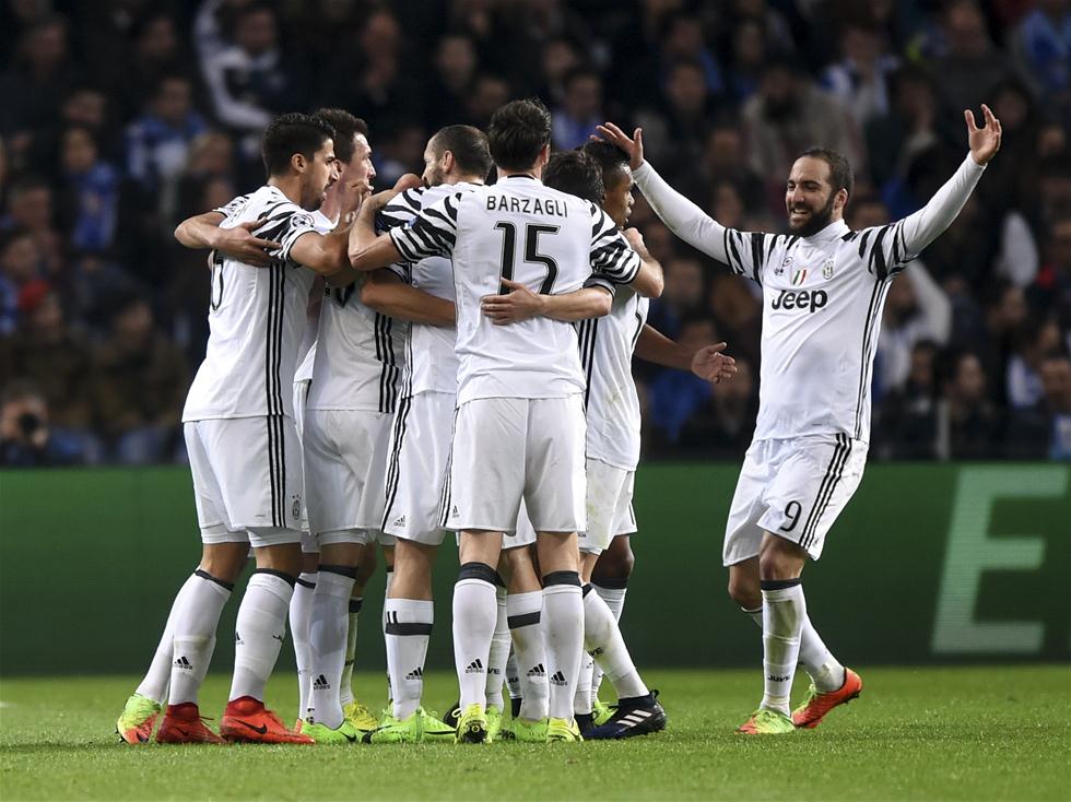 球星压哨三分把比赛送进加时（巨星压哨三分扳平，比赛拖入加时）