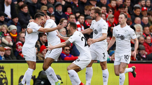 法尔克：凯恩与拜仁愿意续约至2028年，他愿意世界杯后再谈（法尔克：凯恩与拜仁倾向续约到2028，世界杯结束后再谈判）