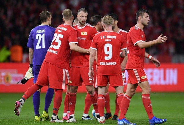 记者：巴洛特利与达曼协作的传闻不实，没有球队有意签下他（记者否认巴洛特利将与达曼联手的传闻，暂无球队愿意签下他）