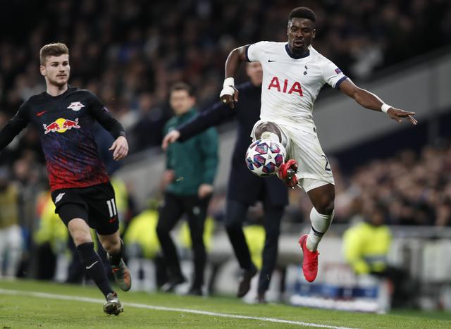 球迷：这球就是不讲道理的那种（球迷：这个球纯属不讲理）