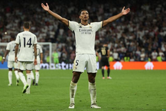 欧文突破造成杀伤球成功，全场尖叫（欧文强突打成2+1，全场沸腾）