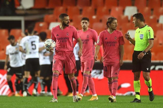 WTT总决赛：王楚钦／孙颖莎3-0林诗栋／蒯曼，收获两连胜（WTT总决赛：王楚钦／孙颖莎3-0完胜林诗栋／蒯曼，迎来两连胜）